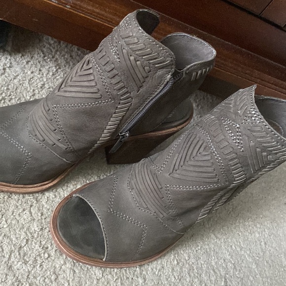 Heels - Picture 3 of 4